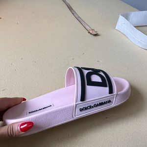 Comes with a  box and authenticity card